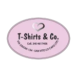 Etichetta ovale rosa con cuore argentato e testo “T-Shirts & Co.”, indirizzo e numero di telefono a San Vito Lo Capo (TP).