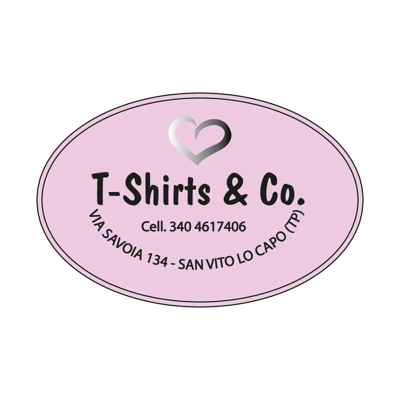 Etichetta ovale rosa con cuore argentato e testo “T-Shirts & Co.”, indirizzo e numero di telefono a San Vito Lo Capo (TP).